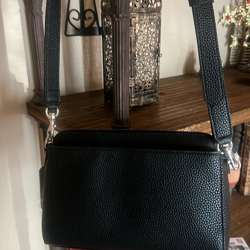 Guess Alessi Elegant Black Crossbody Bag - Picture 2 of 4